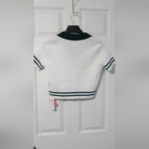 Cider Green and White Crop Top Sporty V-Neck - Picture 4 of 4